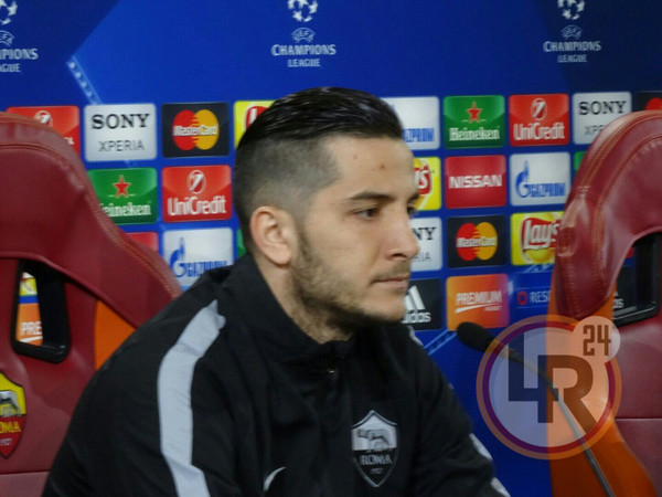 manolas conf sguardo serio pre real