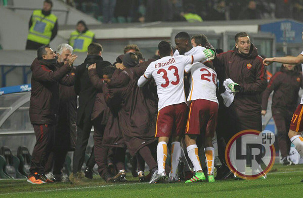 sassuolo roma esultanza squadra