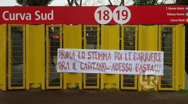 striscione prima lo stemma poi le barriere ora il capitano lr24