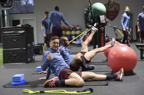 totti pollice ok lavoro palestra allenamento