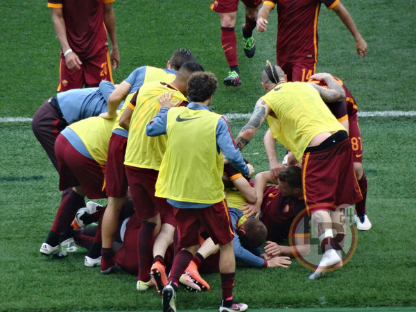 Florenzi gol abbraccio squadra Lazio-Roma, 03.04.16