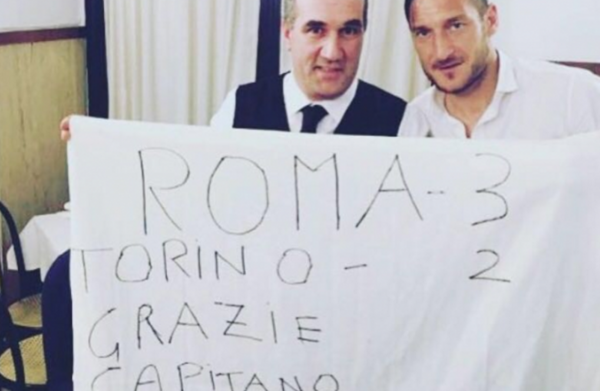 totti ristorante con striscione