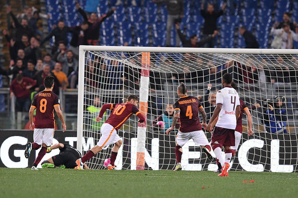 TOTTI-SCATTA-DOPO-GOL-ROMA-TORO