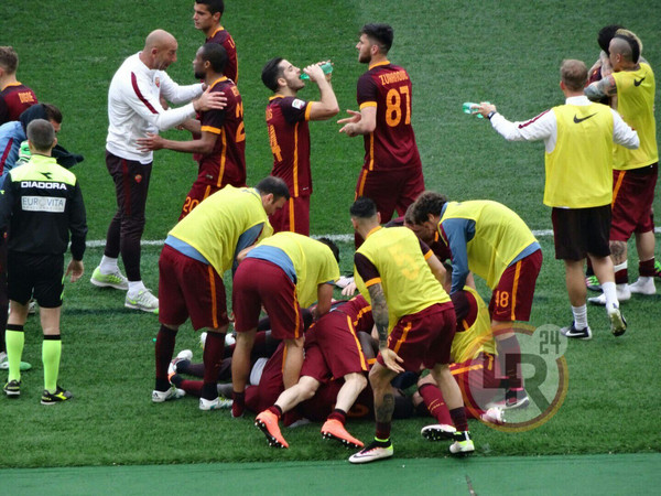 esultanza squadra rete florenzi Lazio-Roma, 03.04.16