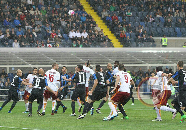 mischia in area atalanta roma