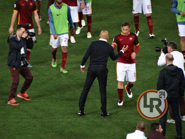 roma torino totti esce dal campo (2)