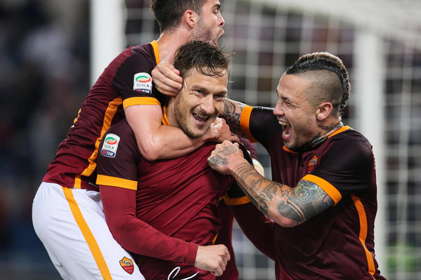 totti-abbracciato-da-pjanic-e-nainggolan