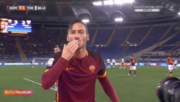 totti baci telecamera