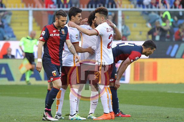 Abbraccio Perotti Salah El Shaarawy Genoa-Roma lr24