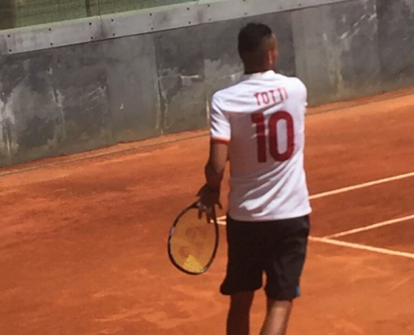 kyrgios si allena con maglia totti