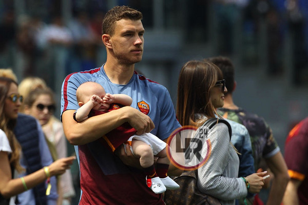 dzeko e figlia in braccio lr24