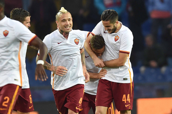 nainggolan-manolas-abbracciano-totti.