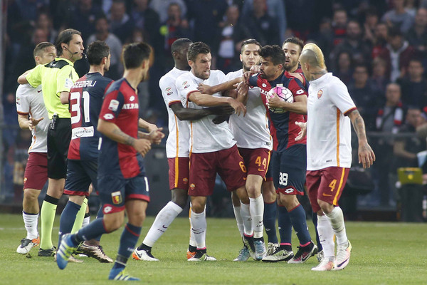 strootman-imbruttisce-mischia-genoa-roma