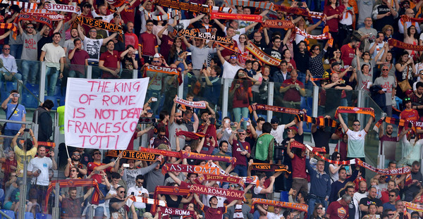 tifosi-stendardo-totti.