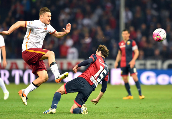 totti-scavalca-marchese-genoa-roma.