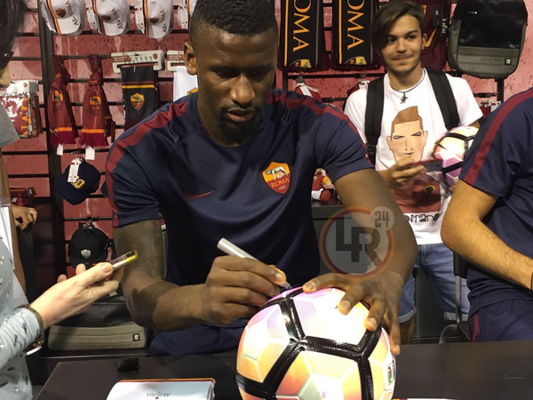 Ritiro Roma, Ruediger firma autografi al Nike Store