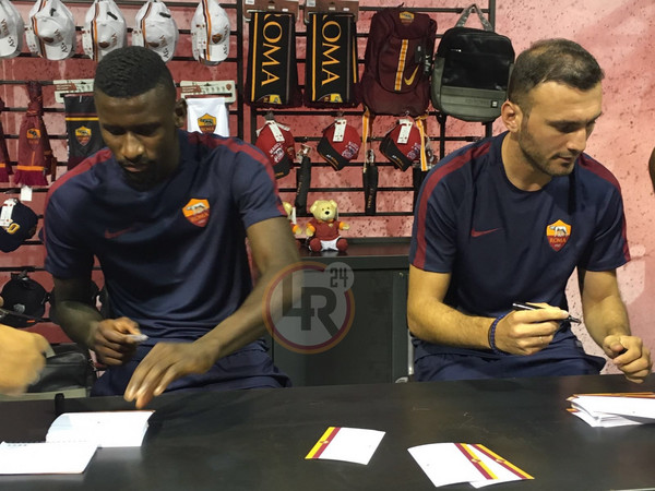 Ritiro Roma, Ruediger e Torosidis firmano autografi al Nike Store