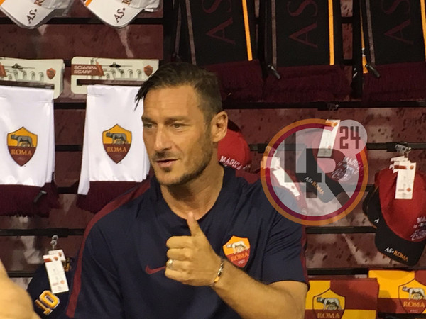 Ritiro Roma totti nike store autografi 14.07.2016 4