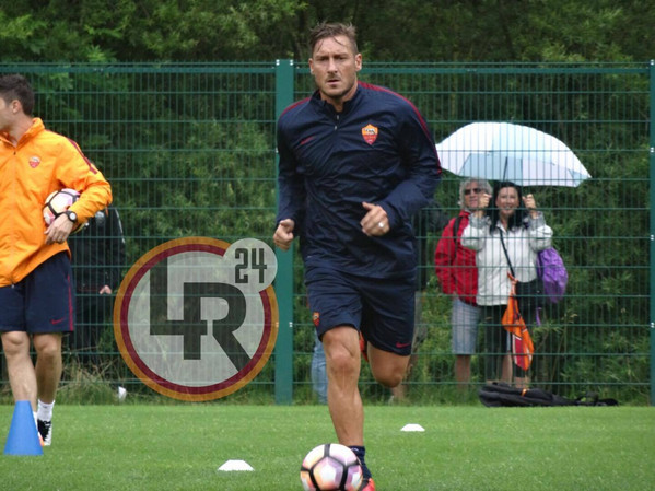 allenamento differenziato totti pallone