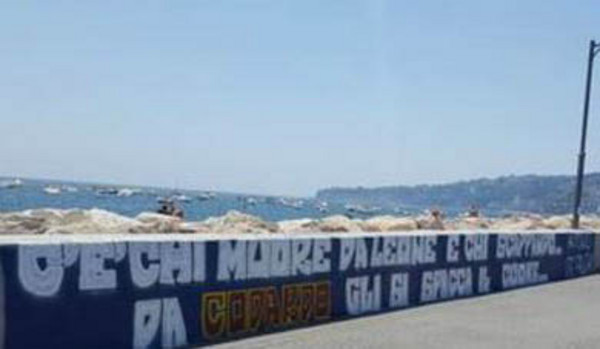 de falchi striscione napoli indegno