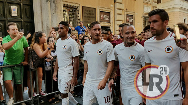 juan jesus totti nainggolan strootman via del corso