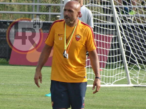 spalletti tre quarti sguardo serio allenamento tournee