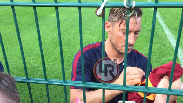 totti firma autografi