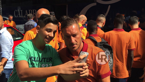 totti termini selfie tifoso