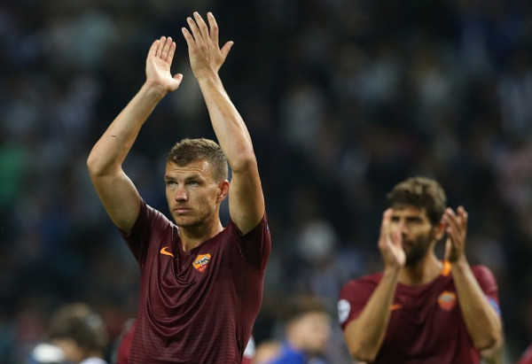 dzeko applaude