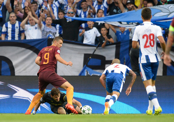 dzeko-azione-porto-roma