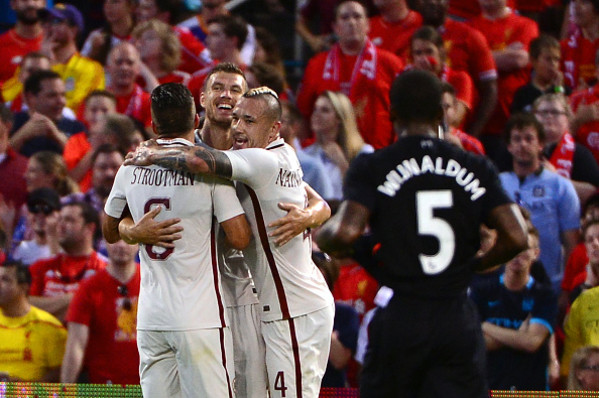 dzeko-nainggolan-strootman-abbraccio-roma-liverpool.