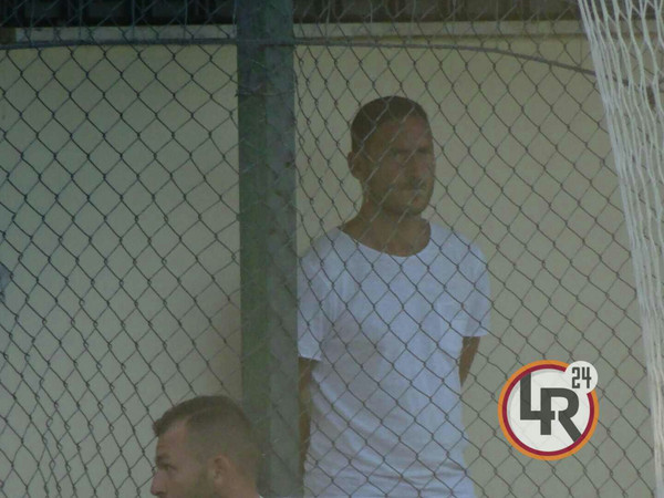 roma fondi totti assiste al match