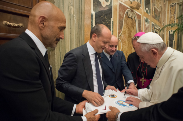 papa francesco firma maglia roma_foto as roma