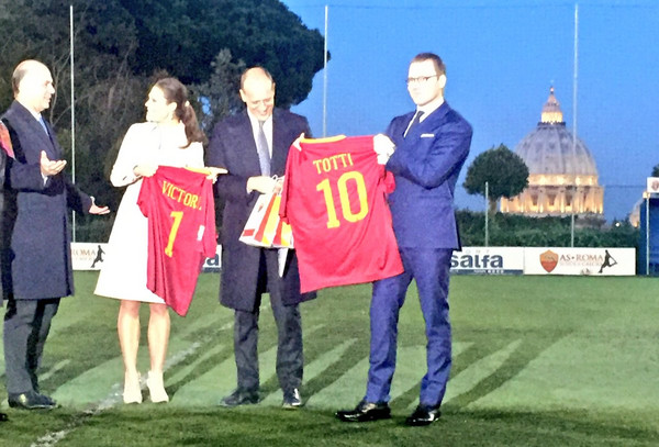 Reali svezia con baldissoni e maglia totti