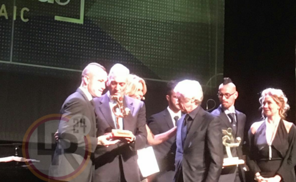 nainggolan riceve premio gala calcio