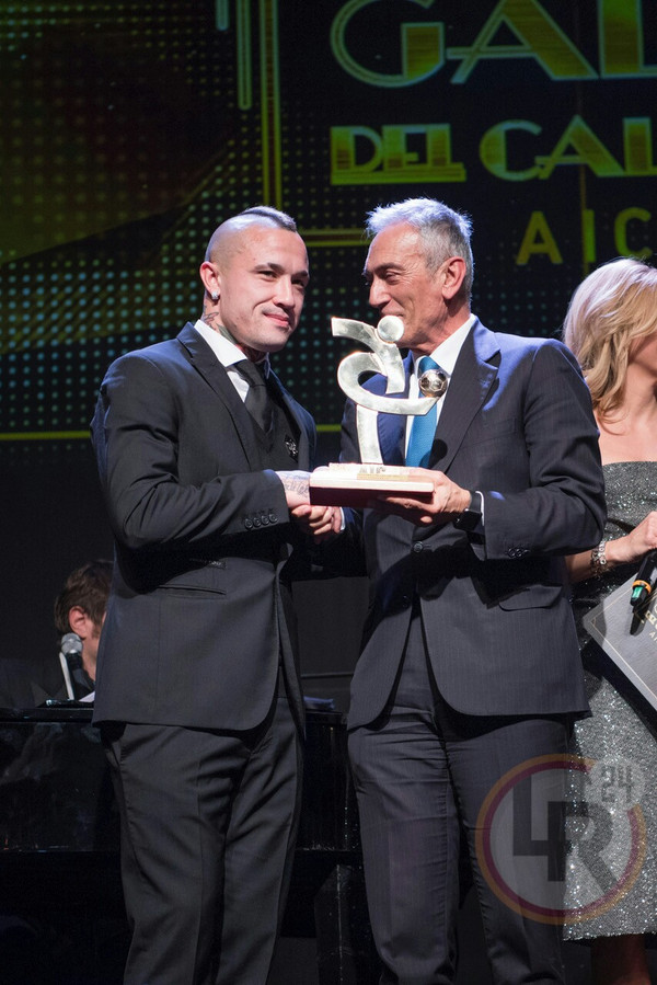 premiazione nainggolan gran gala del calcio lr24