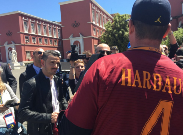 FLORENZI SCAMBIA MAGLIA CON COACH Michigan_FOTO TWITTER