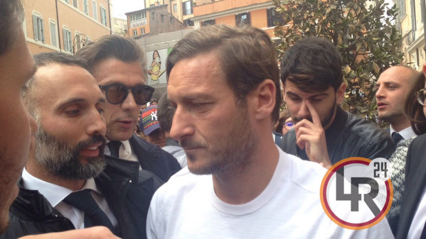 totti primo piano uscita nike store