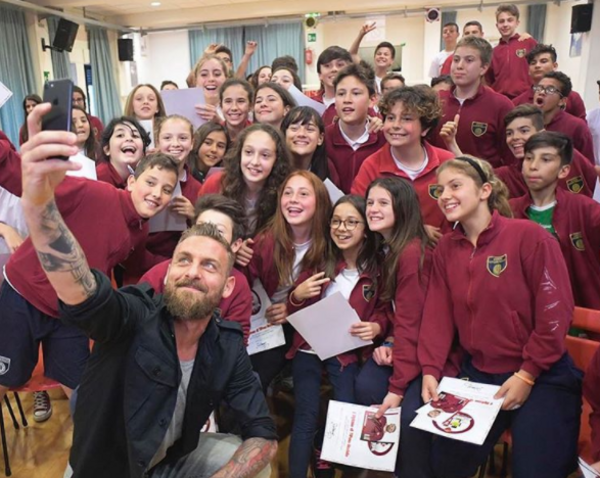 DE ROSSI SCUOLA DI TIFO