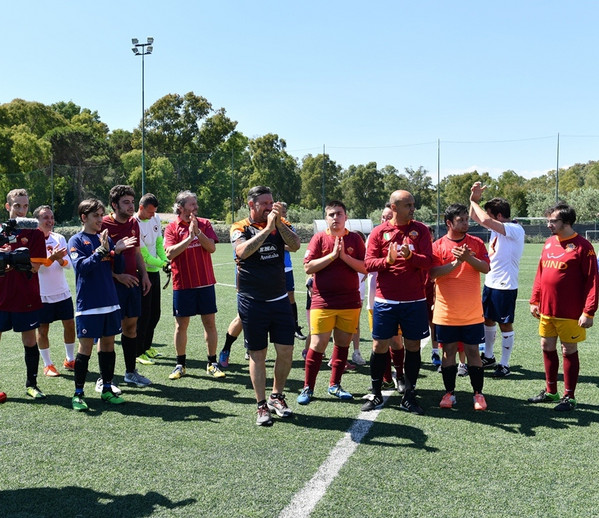 L’omaggio di Candela, Giannini, Leo e Riccardo Totti al Capitano