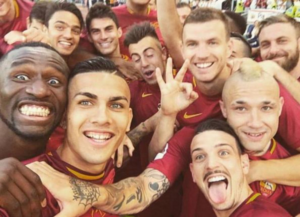 gruppo roma selfie nainggolan