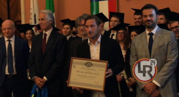 totti riceve diploma lr24