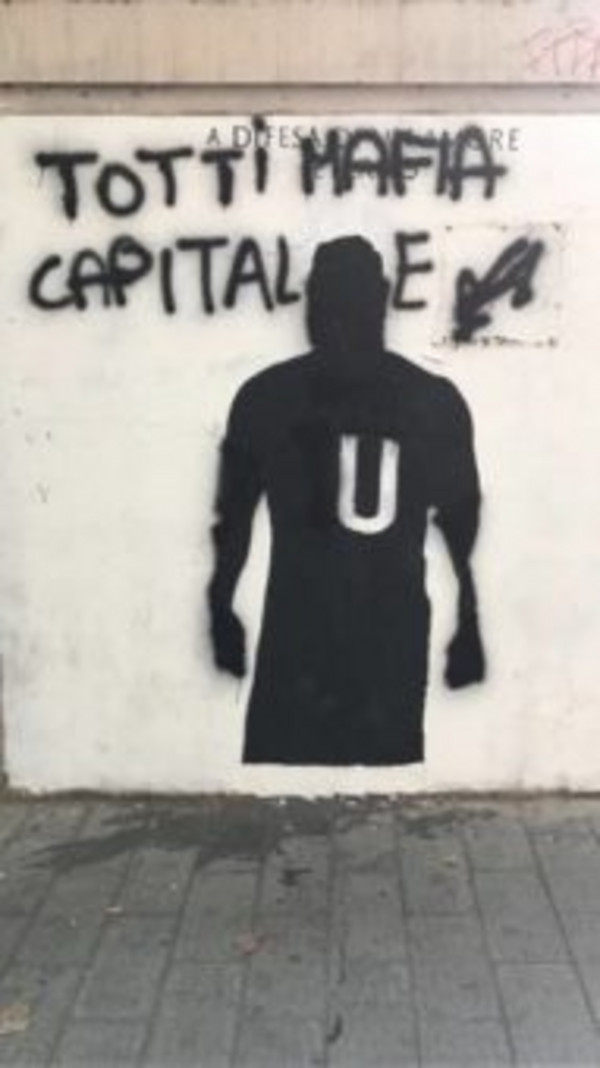 MURALES TOTTI IMBRATTATO