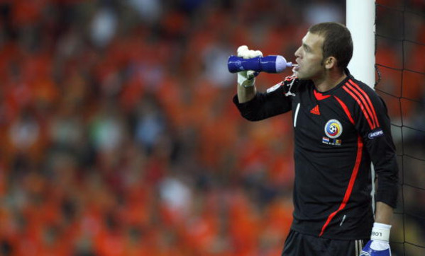 Romanian goalkeeper Bogdan Lobont drinks