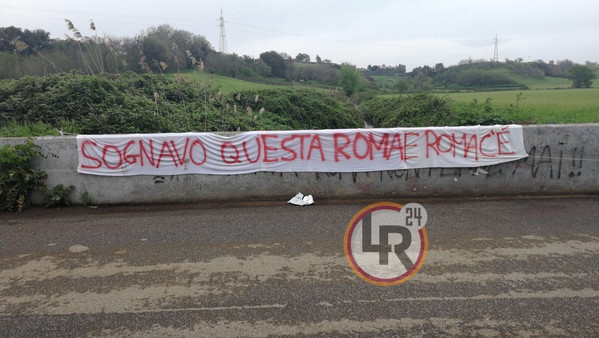 striscione sognavo questa Roma e Roma c'è Trigoria 12.04.2018