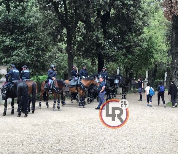 roma liverpool polizia a cavallo