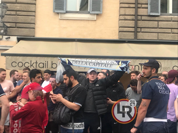 tifosi reds con sciarpa lazio