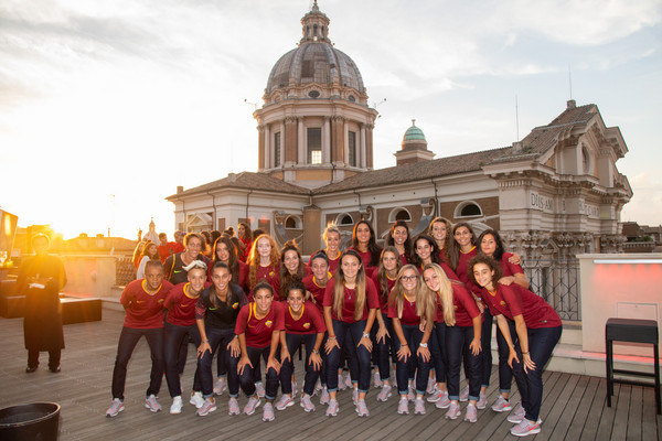 La Roma presenta la squadra femminile,giocatrici sfilano a Trinità dei MontiLa Roma presenta la squadra femminile,giocatrici sfilano a Trinità dei Monti