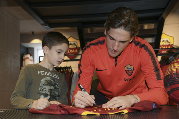 AS Roma, Nicolò Zaniolo incontra i tifosi all'AS Roma Store Down TownAS Roma, Nicolò Zaniolo incontra i tifosi all'AS Roma Store Down Town