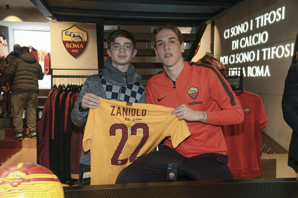 AS Roma, Nicolò Zaniolo incontra i tifosi all'AS Roma Store Down TownAS Roma, Nicolò Zaniolo incontra i tifosi all'AS Roma Store Down Town